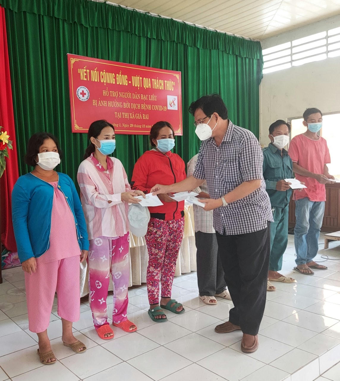 Chủ tịch Ủy ban MTTQ VIệt Nam tỉnh Bạc Liêu Nguyễn Văn Hòa tặng quà cho các gia đinh có người tử vong vì dịch Covid-19.
