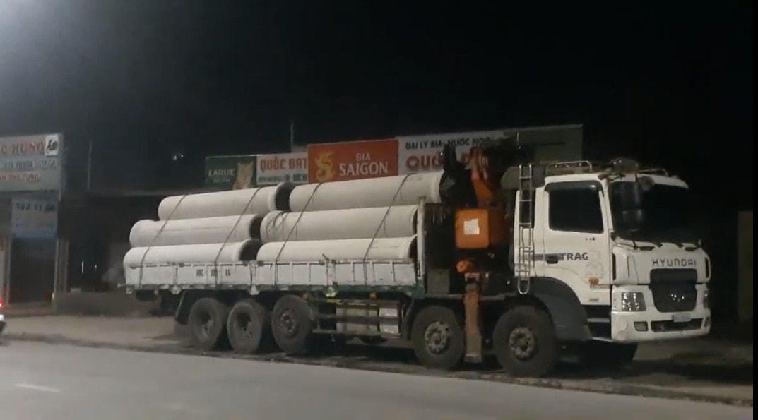 Một chiếc xe đang chuẩn bị xuống hàng ngay cạnh hành lang an toàn đường bộ đoạn trước nhà máy bê tông đúc sẵn Hùng Vương