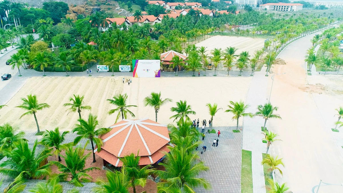 Một góc quang cảnh sân thi đấu Bóng chuyền bãi biển và Bóng ném bãi biển nhìn từ trên cao.