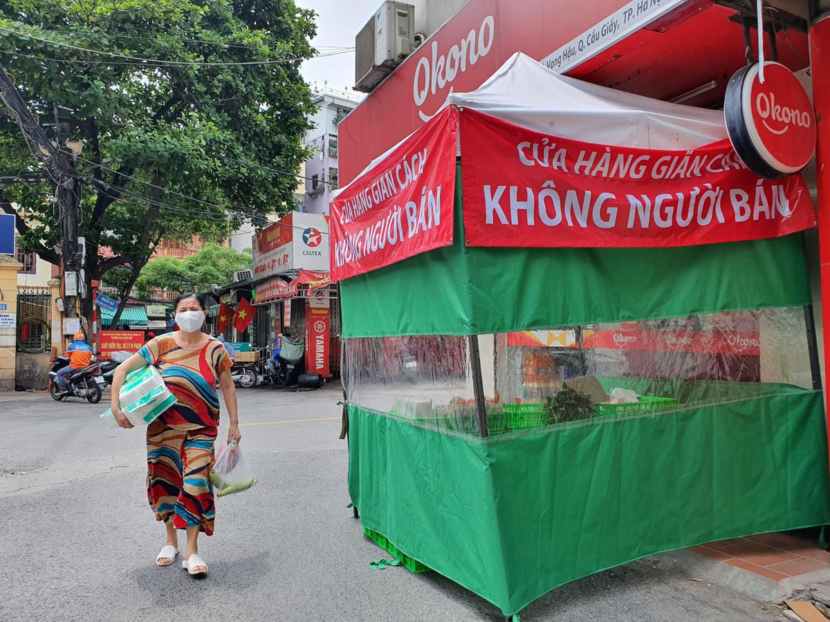 Dù còn khá mới mẻ với người dân, tuy nhiên việc mô hình cửa hàng không người bán được triển khai trong thời điểm này đã tạo sự an toàn và đảm bảo giãn cách trong thời điểm dịch bệnh đang có những diễn biến phức tạp.