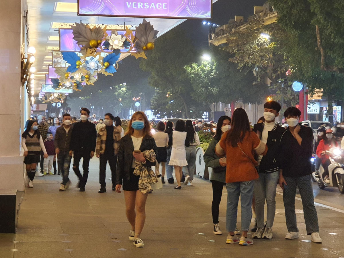 Nhiều tuyến đường trong trung tâm thành phố trở thành "biển người" đêm Noel. 