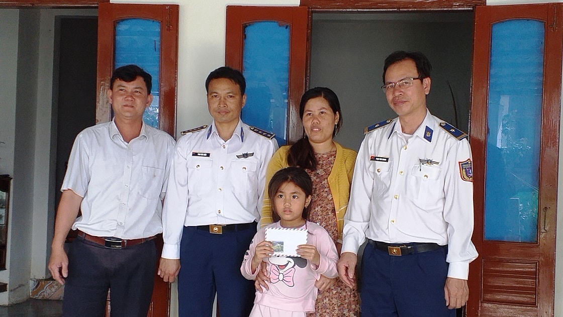 Tặng quà, trao tiền hỗ trợ cho cháu Nguyễn Dương Thị Hiền.