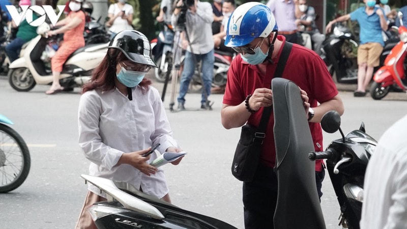 [ẢNH] Thí sinh Hà Nội tuân thủ đeo khẩu trang trong buổi thi đầu tiên