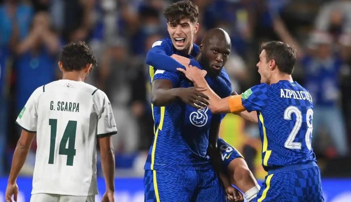 ukaku mở tỷ số cho Chelsea bằng pha đánh đầu sở trường. Ảnh: FIFA.