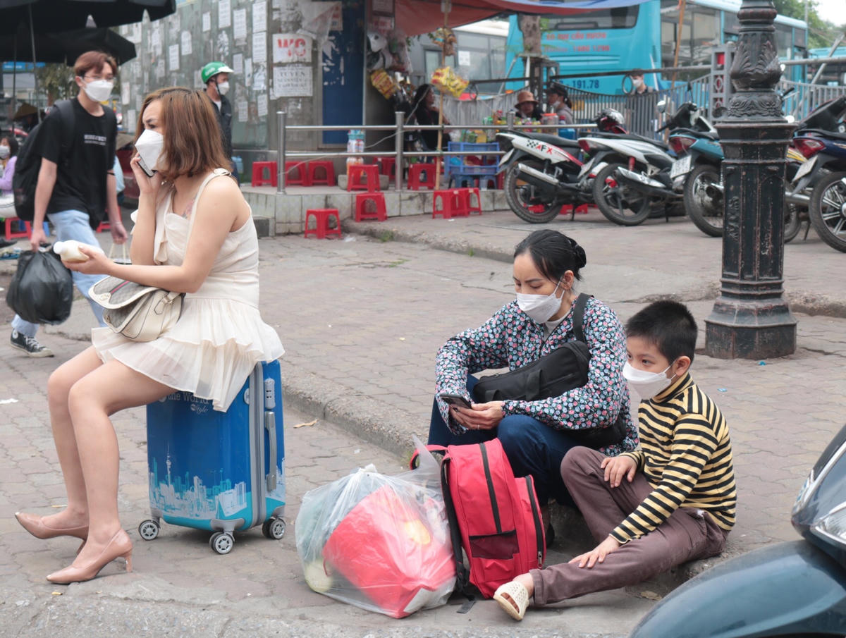 Lượng người từ các tỉnh Quảng Ninh, Lào Cai, Hà Nội - Phú Thọ, Hà Nội - Sa Pa... đồ về đây ngày một đông, ai cũng lỉnh kỉnh đồ đạc, hành lý từ quê mang lên phố.
