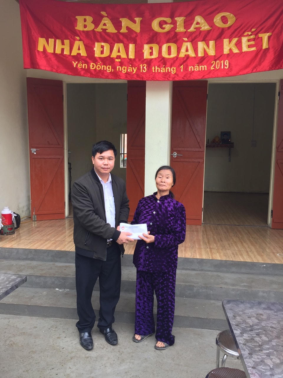 Ông Nguyễn Khoa Văn bàn giao nhà Đại đoàn kết cho người nghèo tại xã Yên Đồng.