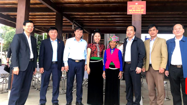 Phó Chủ tịch Ngô Sách Thực và lãnh đạo Cụm bàn giao nhà Đại đoàn kết cho hộ nghèo tại Nghĩa Lộ.  