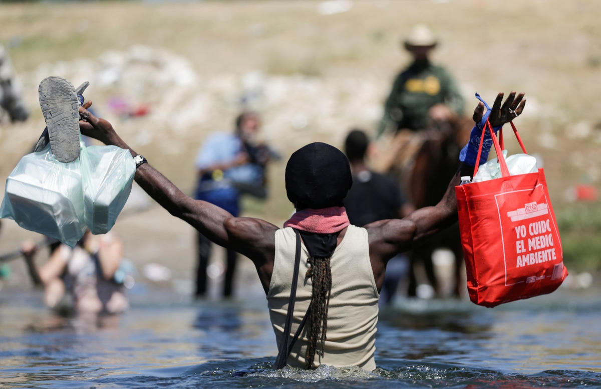 Người di cư Haiti mạo hiểm vượt sang biên giới Mexico để tìm kiếm nguồn thực phẩm. Ảnh Reuters