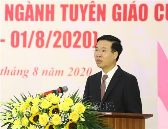 Trưởng Ban Tuyên giáo Trung ương Võ Văn Thưởng đọc diễn văn kỷ niệm. Ảnh: TTXVN.