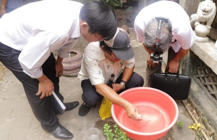 CDC Quảng Nam tuyên truyền người dân diệt bọ gậy.