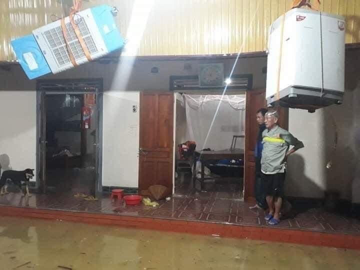 Nghệ An: Nhà ngập tới nóc, dân chạy lũ xuyên đêm