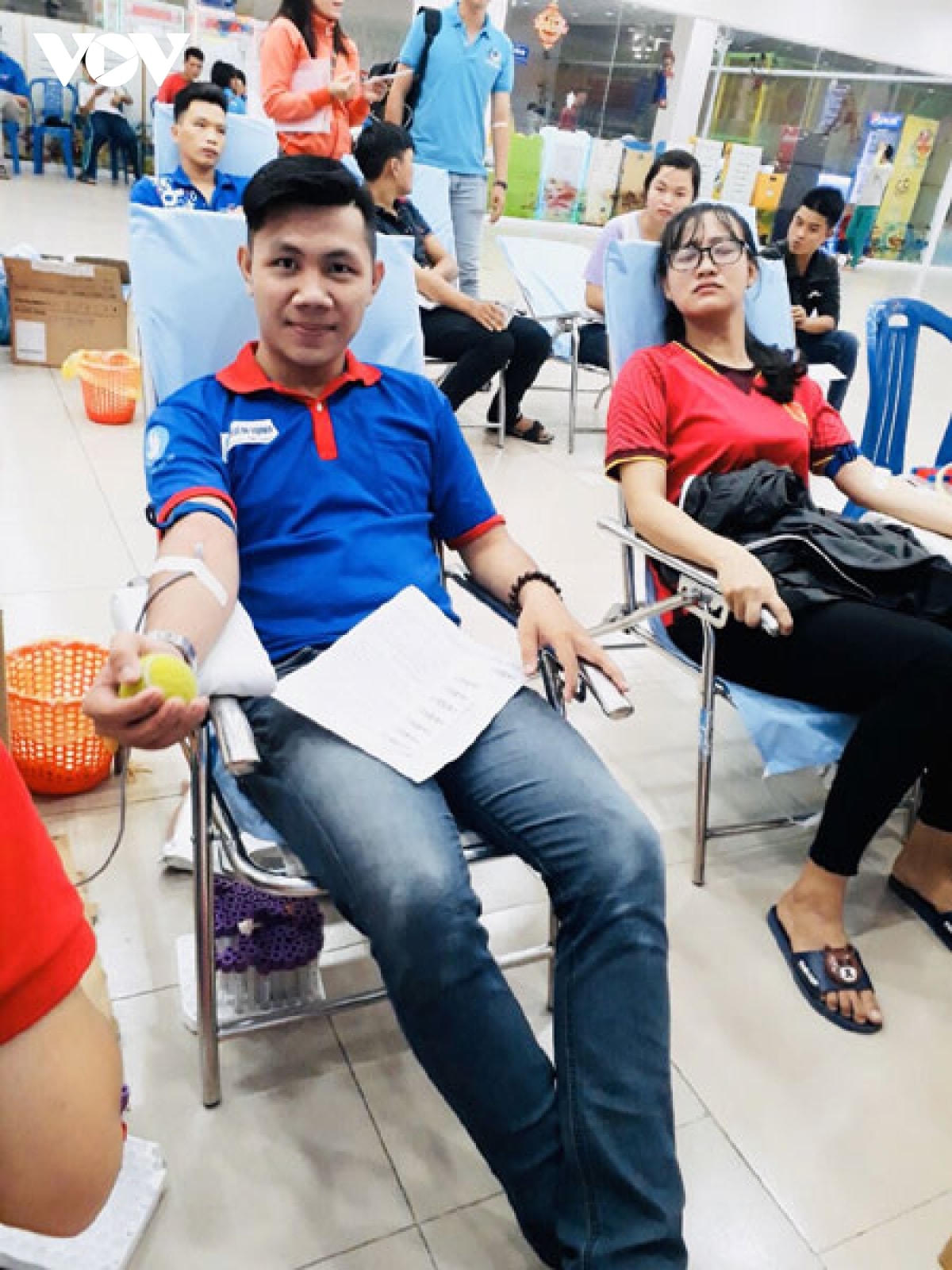 Em Phan Quốc Việt, trong tham gia "Chiến dịch thanh niên Tình nguyện Hè" tại quận Thốt Nốt, tranh thủ tham gia hiến máu tại địa phương tổ chức.
