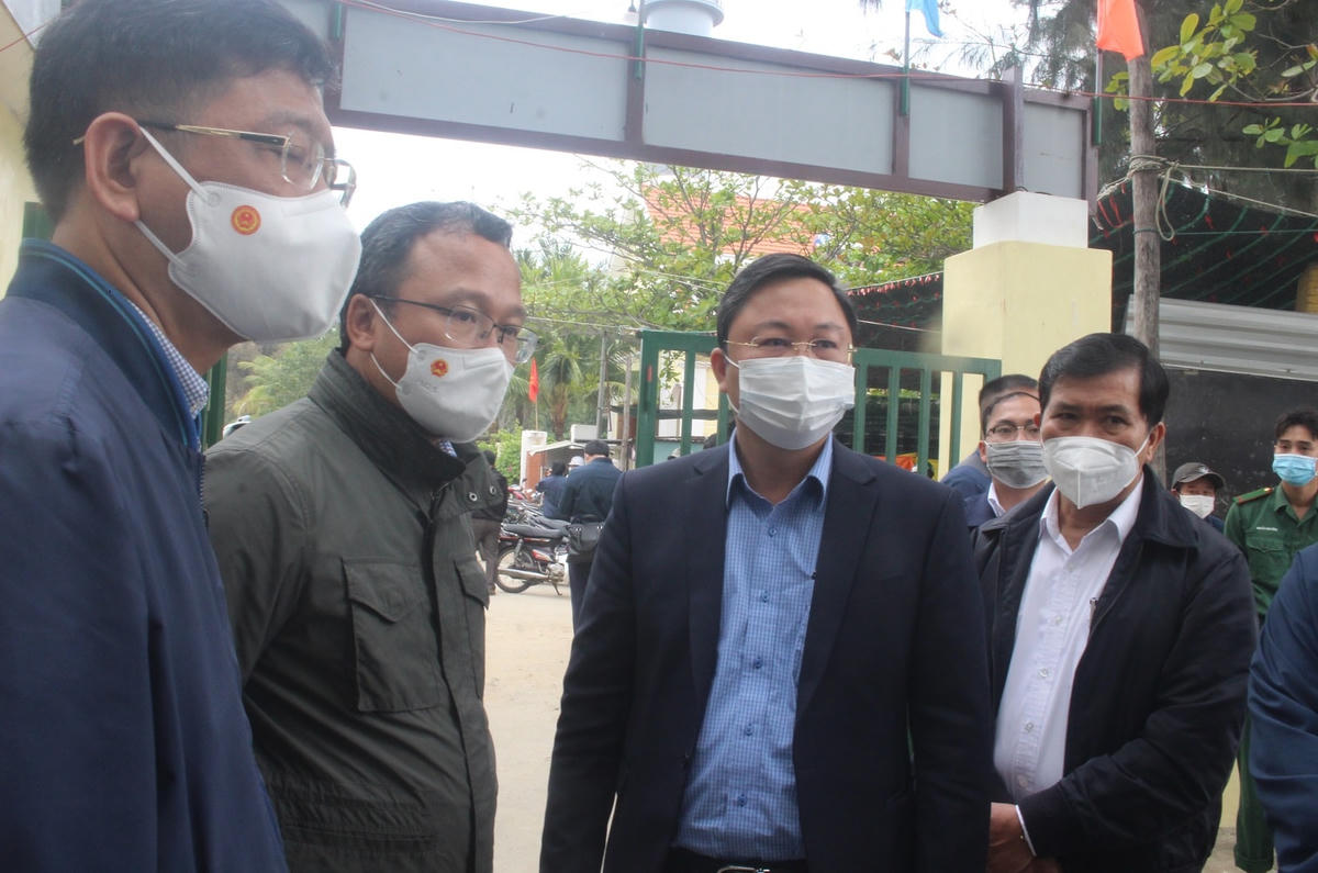 Chủ tịch UBND tỉnh Quảng Nam (thứ 2 phải vào) chỉ đạo tại hiện trường vụ lật ca nô.