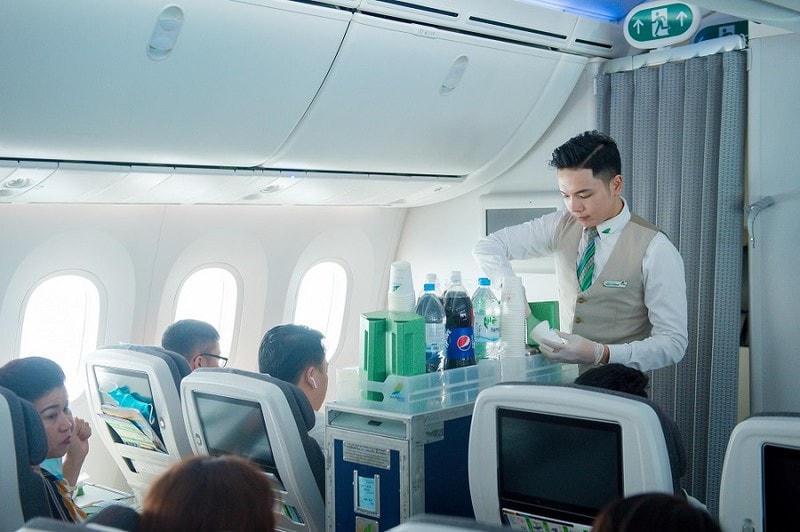 Anh Lợi luôn cảm thấy hạnh phúc khi phục vụ hành khách trên các chuyến bay:“Cảm giác giống hệt như ngày bé phụ bố mẹ bán hủ tiếu".