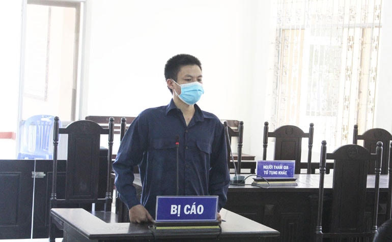 Bị cáo Nguyễn Tấn Thạch nghe tòa tuyên án. 