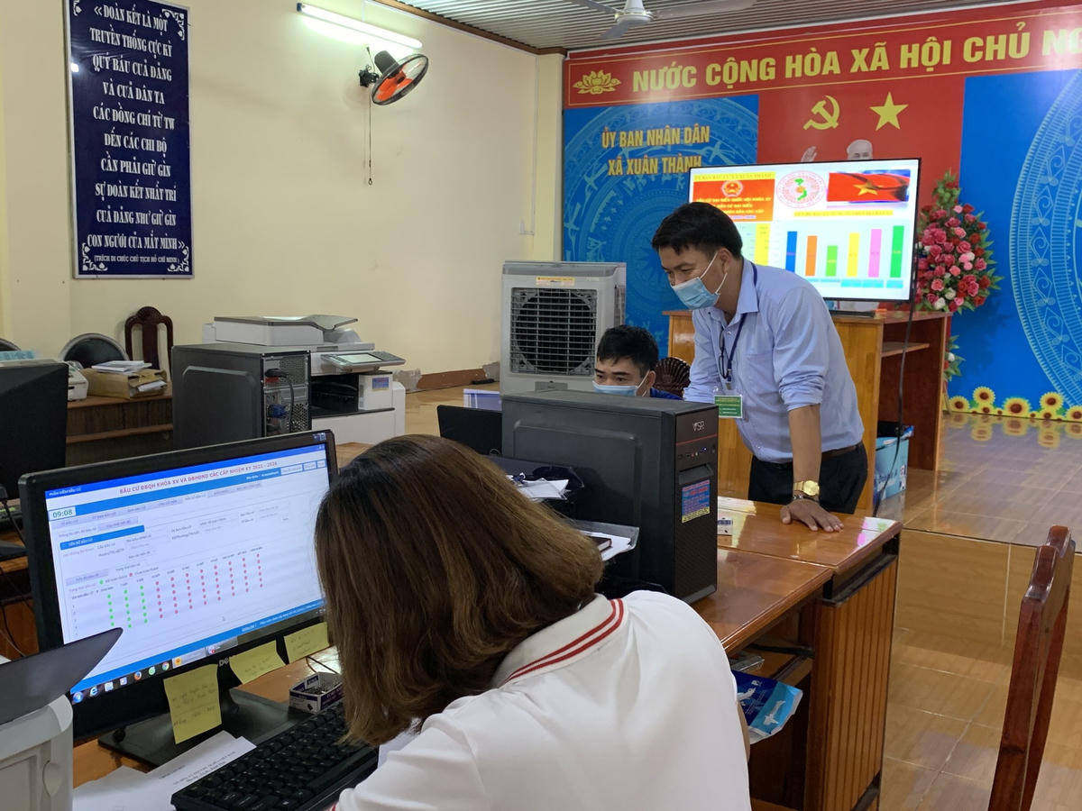 Tình hình bầu cử được cập nhật liên tục, với sự giám sát chặt chẽ, đúng quy định, đảm bảo tiến độ.