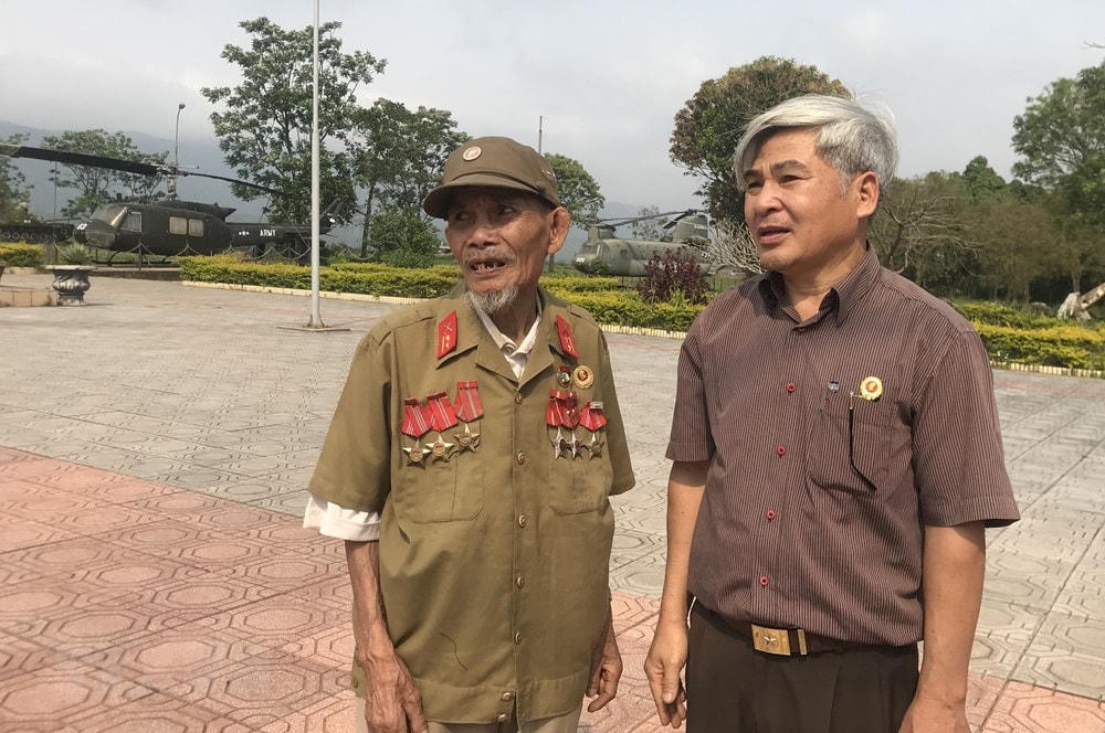 Cựu chiến binh Hồ Xuân Dừng (bìa trái), thôn Húc Váng, xã Húc, huyện Hướng Hóa người từng tham gia yểm trợ trong Chiến dịch Đường 9-Nam Lào. (Ảnh: Thanh Thủy/TTXVN).