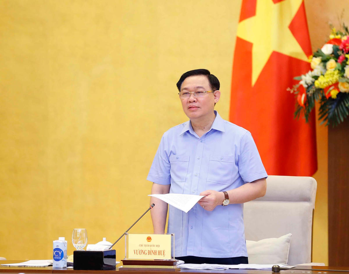 Chủ tịch Quốc hội Vương Đình Huệ phát biểu tại cuộc họp.