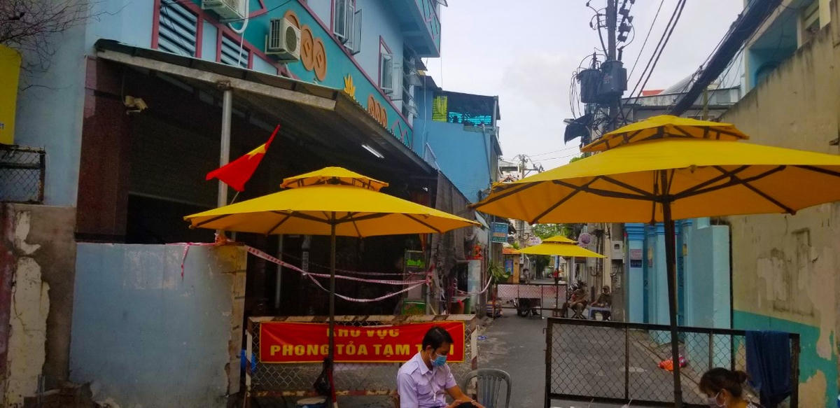 Phong tỏa con hẻm vào nhà trọ ở quận Tân Bình. Ảnh: HCDC