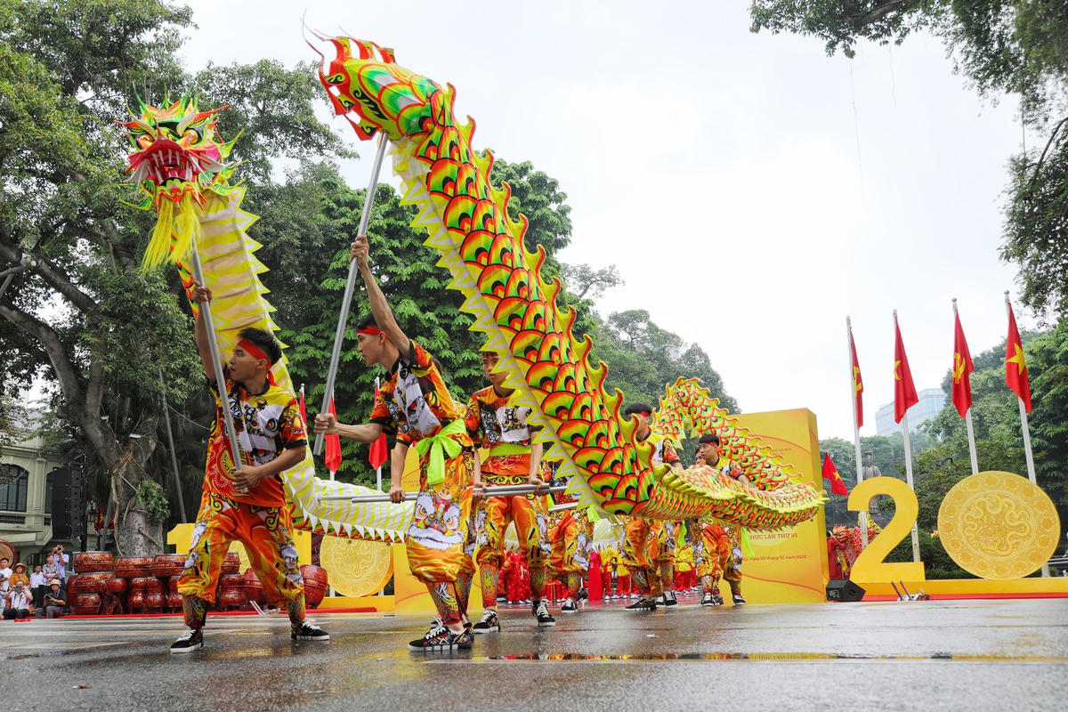 13 đội múa Rồng đua tài quanh hồ Hoàn Kiếm