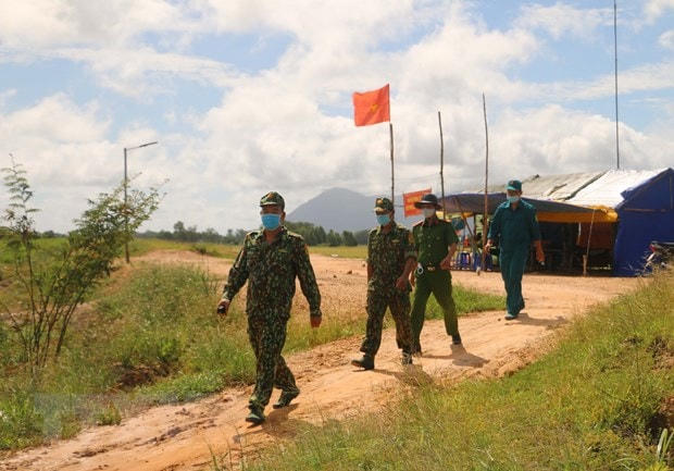 Các chiến sỹ tổ công tác phòng chống dịch Covid-19 tuần tra, kiểm soát biên giới. (Ảnh minh họa: Công Mạo/TTXVN).