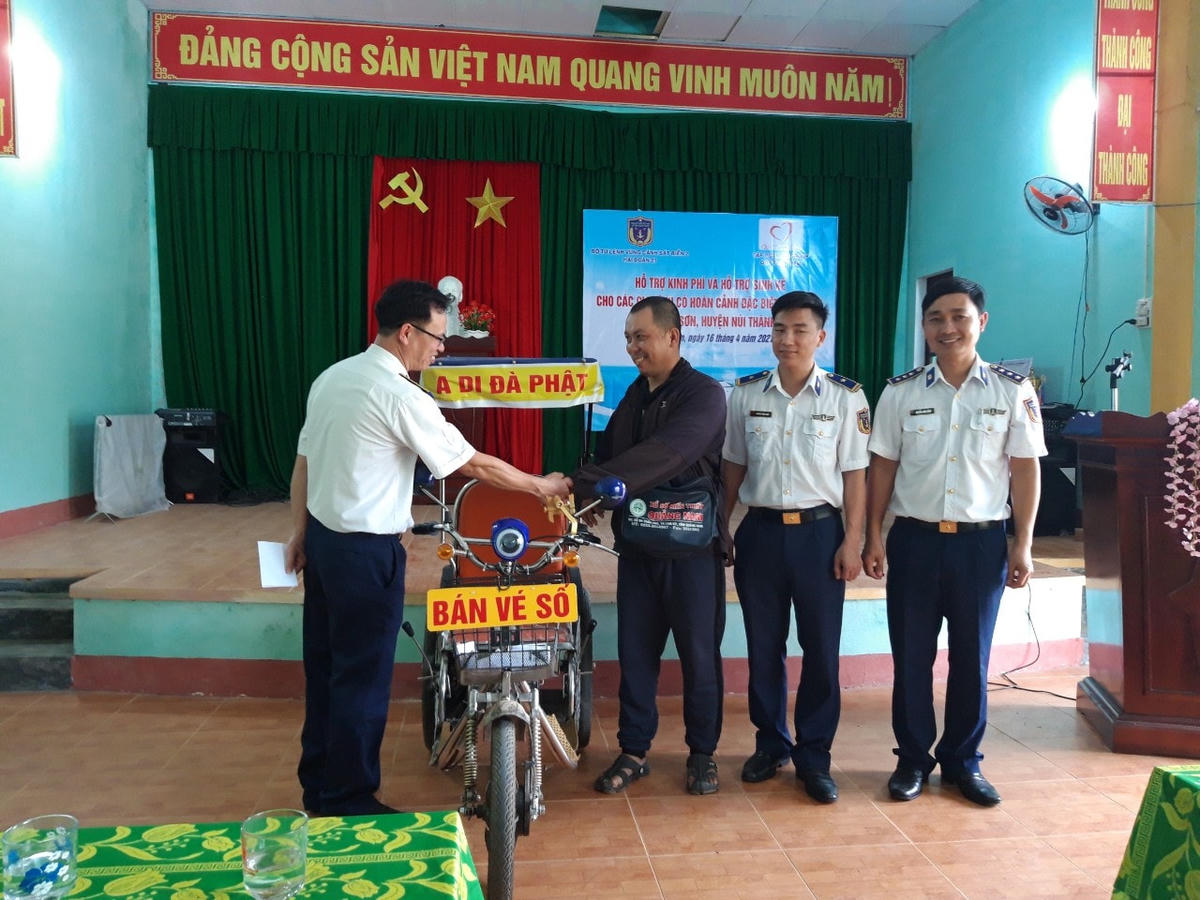 Lãnh đạo Hải đoàn 21/Bộ tư lệnh Vùng Cảnh sát biển 2 trao quà cho bà con.