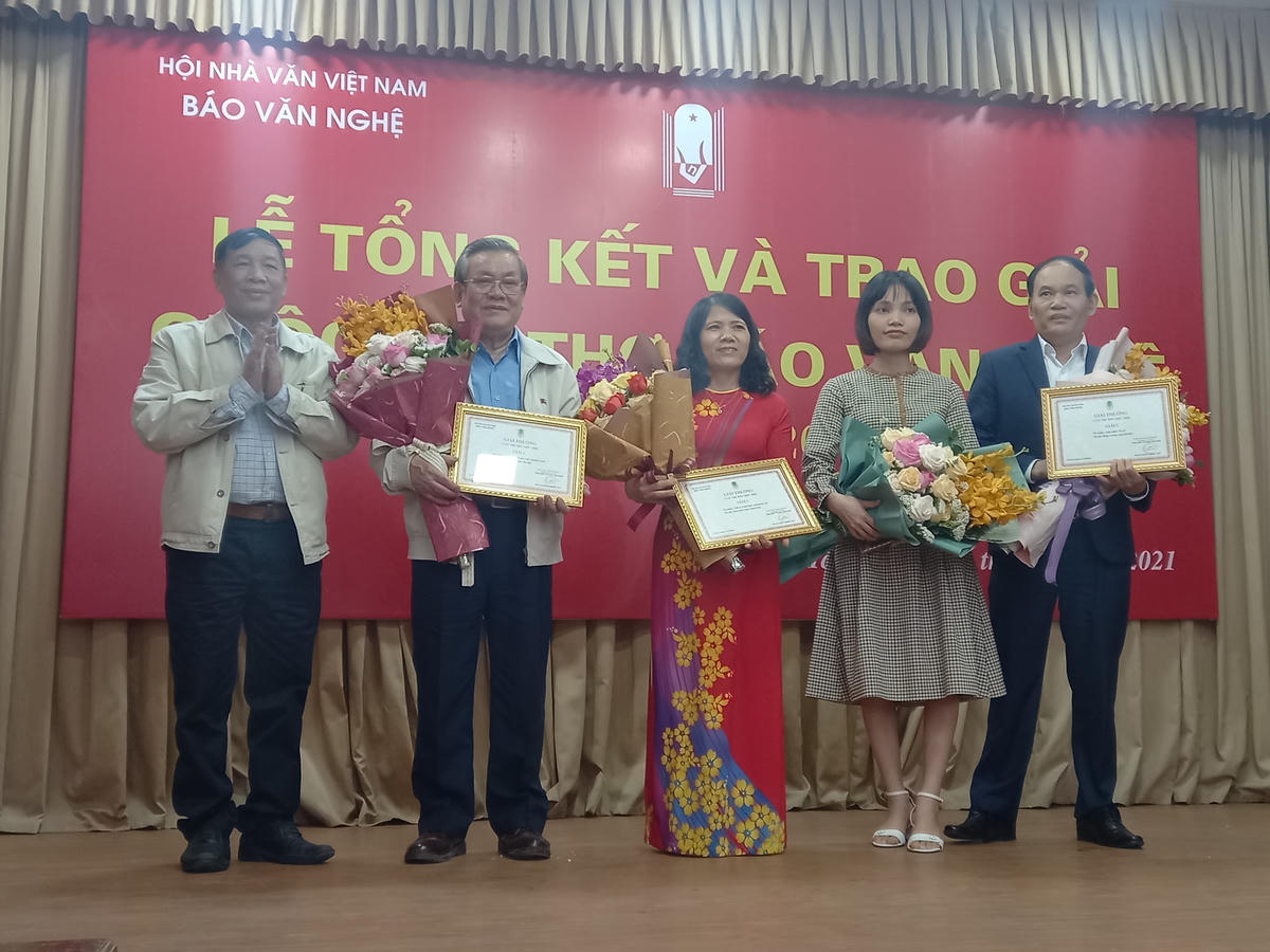 Báo Văn nghệ trao giải cuộc thi thơ 2019 – 2020