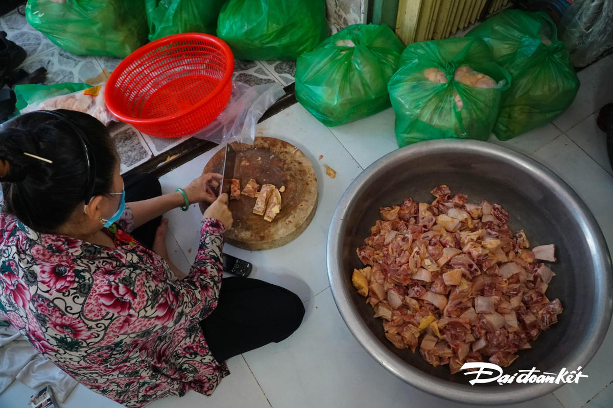 Sau khi trao hết cơm, chị trở về nhà và tiếp tục sơ chế thức ăn, chuẩn bị cho ngày hôm sau.