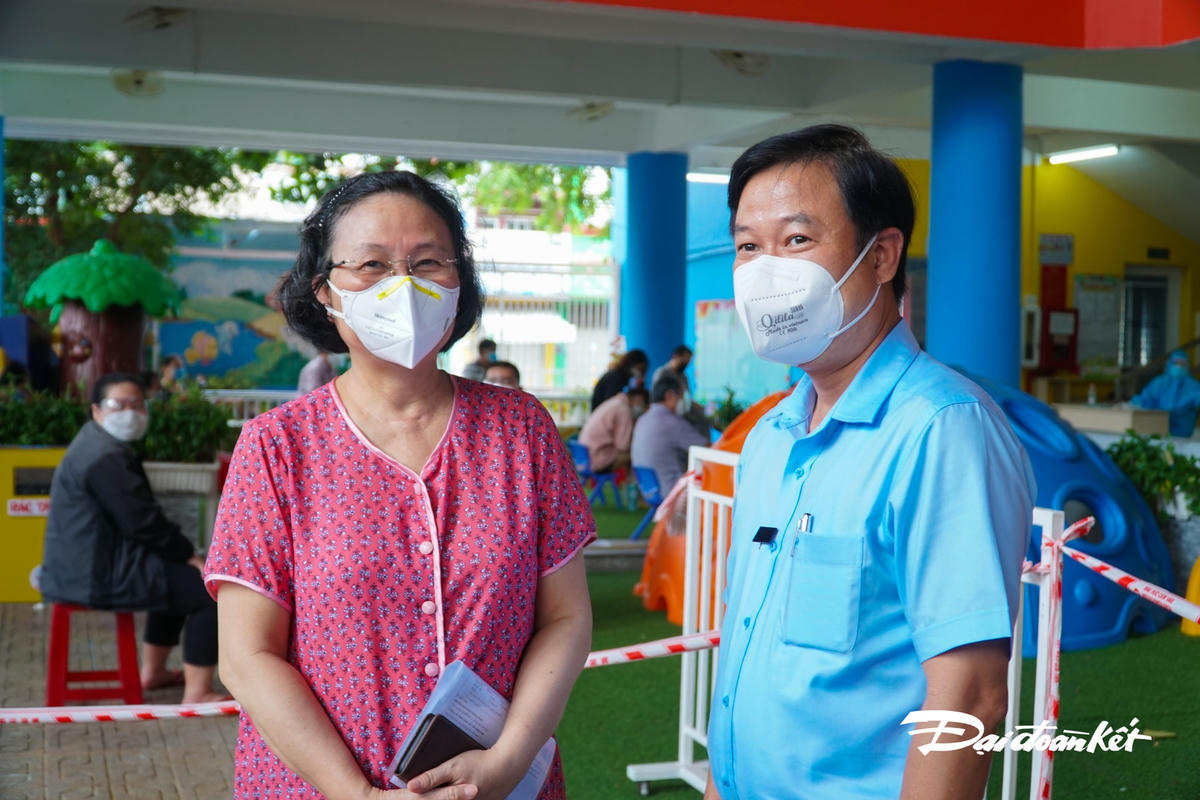Tại buổi kiểm tra, ông Lê Tấn Tài cũng động viên và thăm hỏi sức khỏe người dân.
