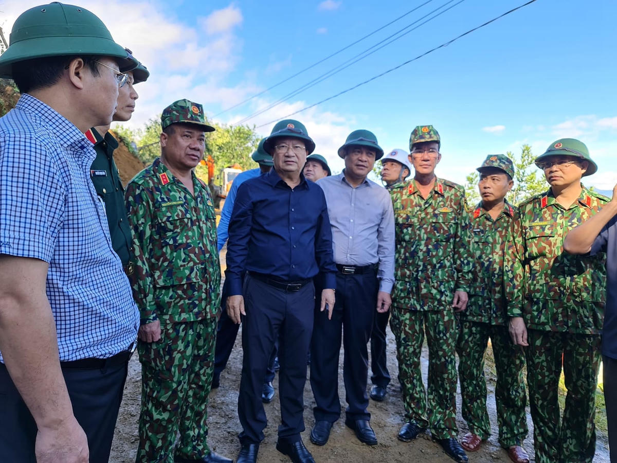 Phó Thủ tướng Trịnh Đình Dũng chỉ đạo điểm sạt lở ở đoạn xã Trà Đốc.