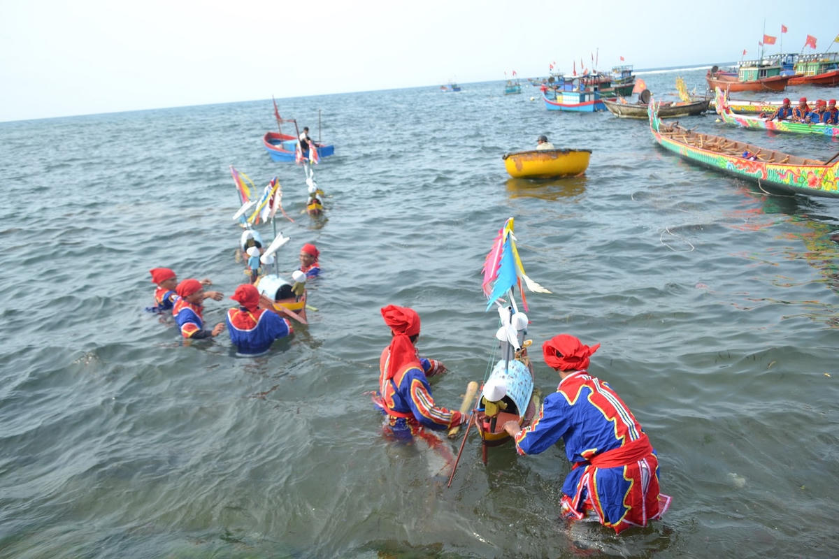 Nghi thức thả thuyền ra biển.
