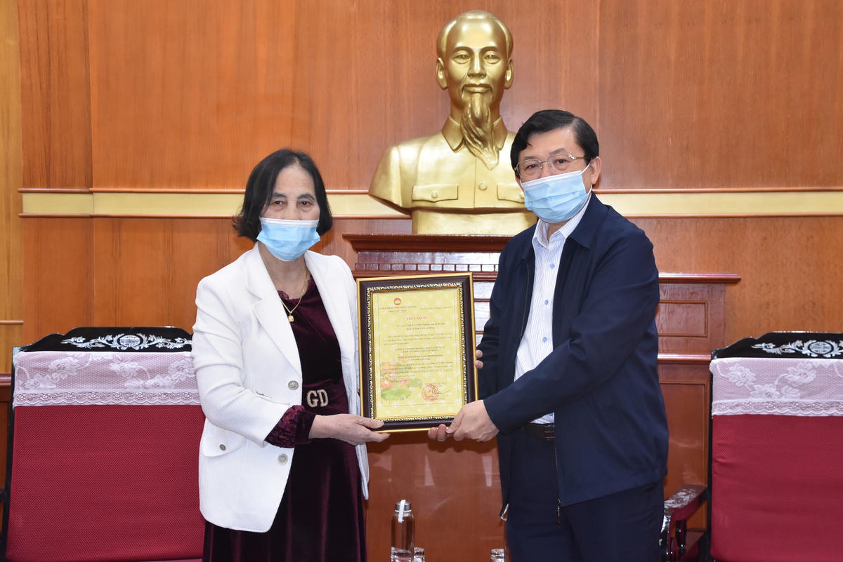 Phó Chủ tịch Nguyễn Hữu Dũng trao thư cảm ơn bà Phạm Thu Trung.