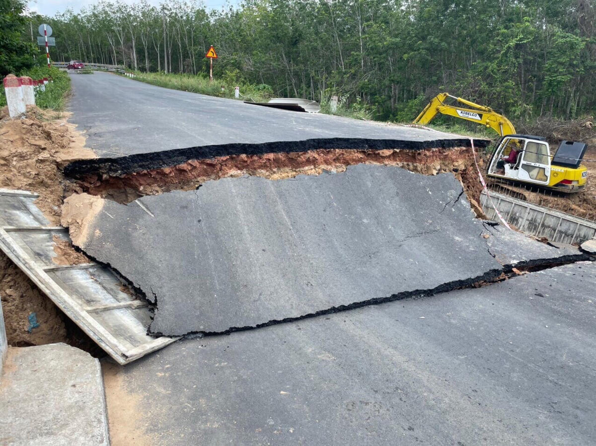 Cầu Lô 23 trên tuyến đường ĐH 701 bị sập khiến giao thông đoạn đường này bị tê liệt (ảnh Hồng Nga).