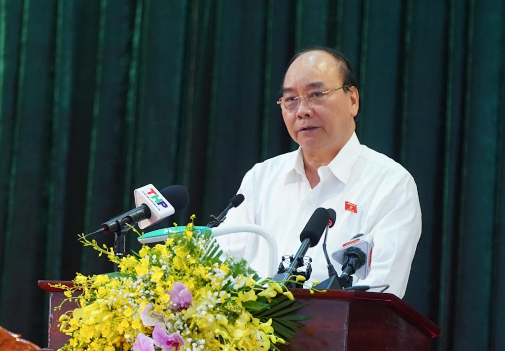 Thủ tướng Nguyễn Xuân Phúc lắng nghe, giải đáp nhiều vấn đề cử tri huyện An Lão quan tâm. Ảnh: VGP/Quang Hiếu.