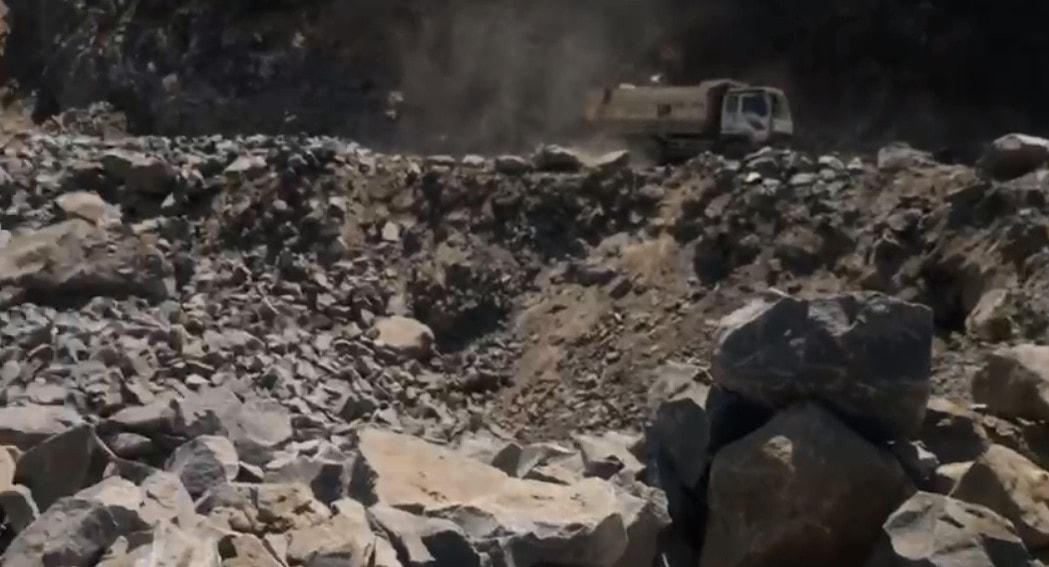 Xe ben chạy “ăn hàng” phía dưới hố khai thác