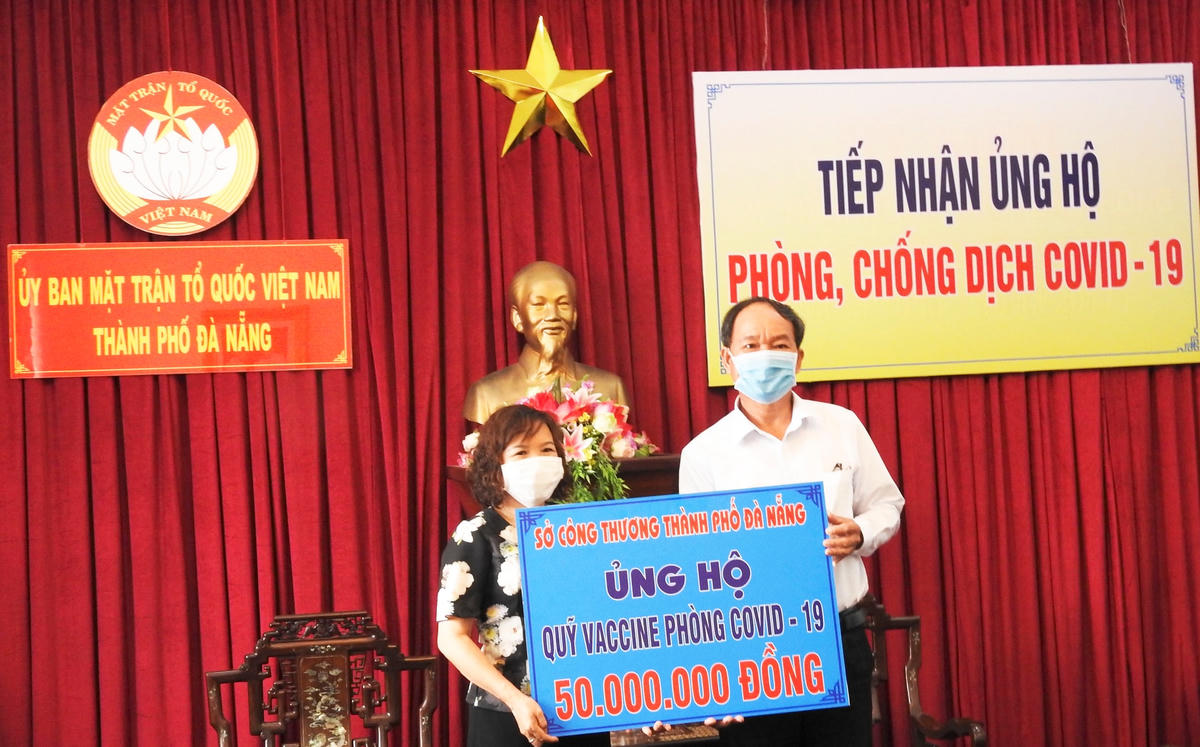 Sở Công thương Đà Nẵng ủng hộ  50 triệu đồng. Ảnh Thanh Tùng.