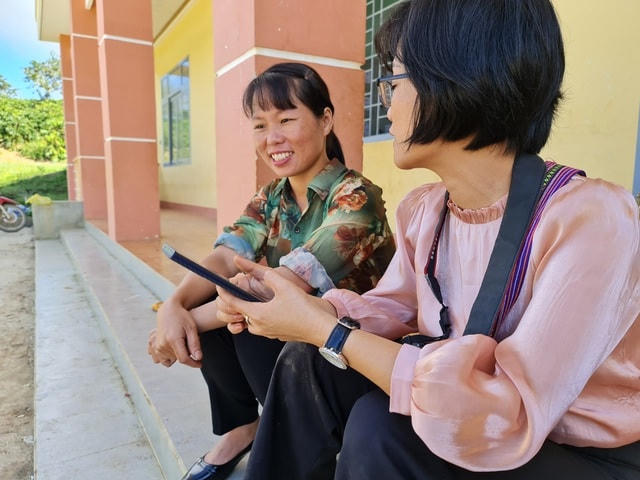 Cô giáo Vàng Thị Chim (bên trái) chia sẻ: "Mình tự hào về quyết định đi học và hiện tại đã trở thành một cô giáo".  