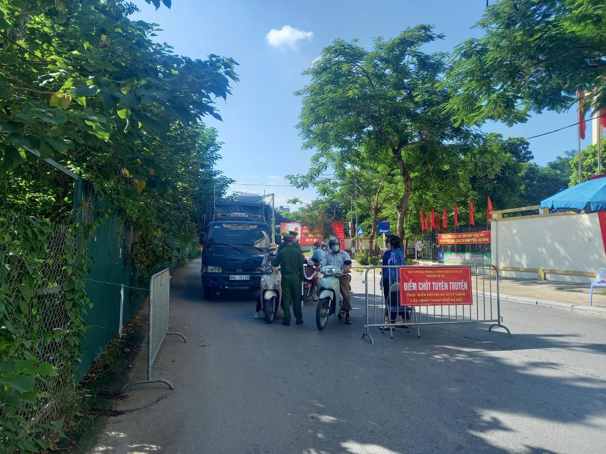 Lực lượng chức năng thực hiện nhiệm vụ tại chốt kiểm soát phố Đồng Me (Mễ Trì, Nam Từ Liêm). 