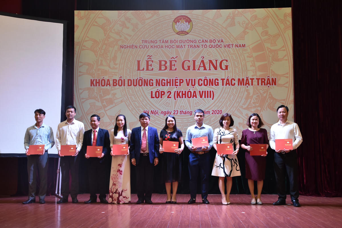 Bế giảng Khóa bồi dưỡng nghiệp vụ công tác Mặt trận lớp 2 khóa VIII