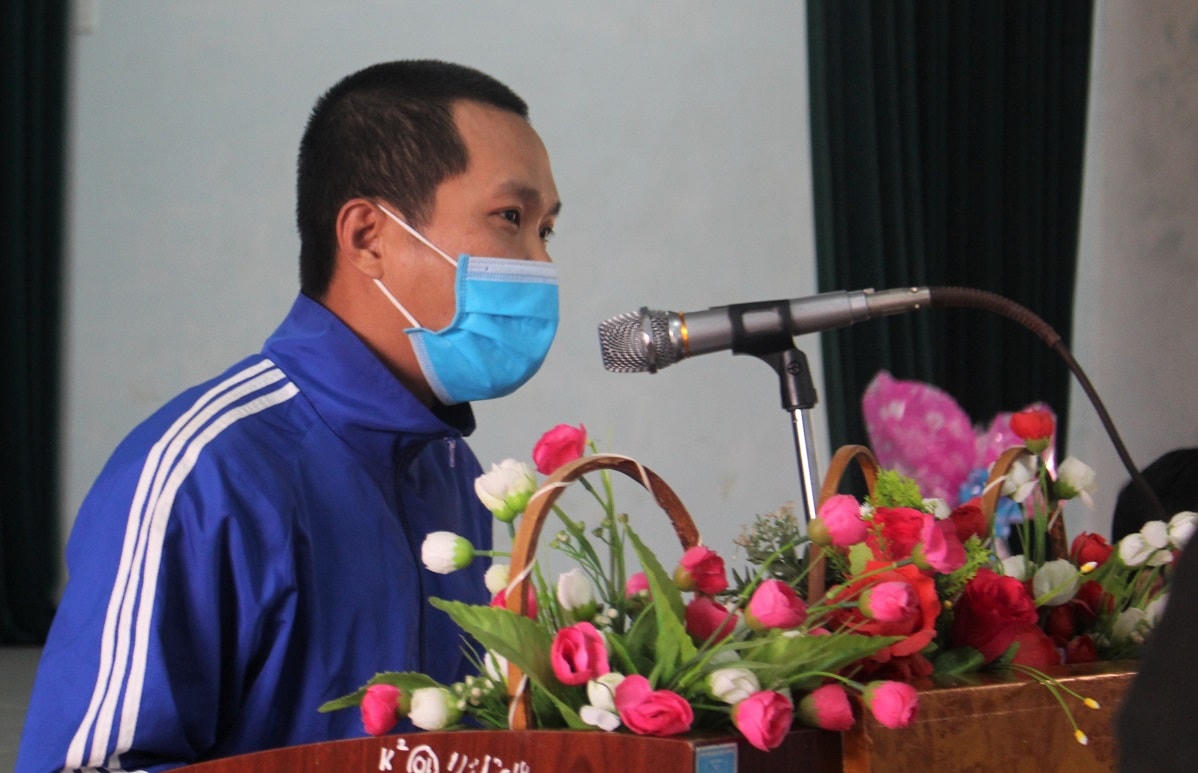 HV Võ Phi H. phát biểu cảm nghĩ khi đoàn lãnh đạo tỉnh đến thăm.
