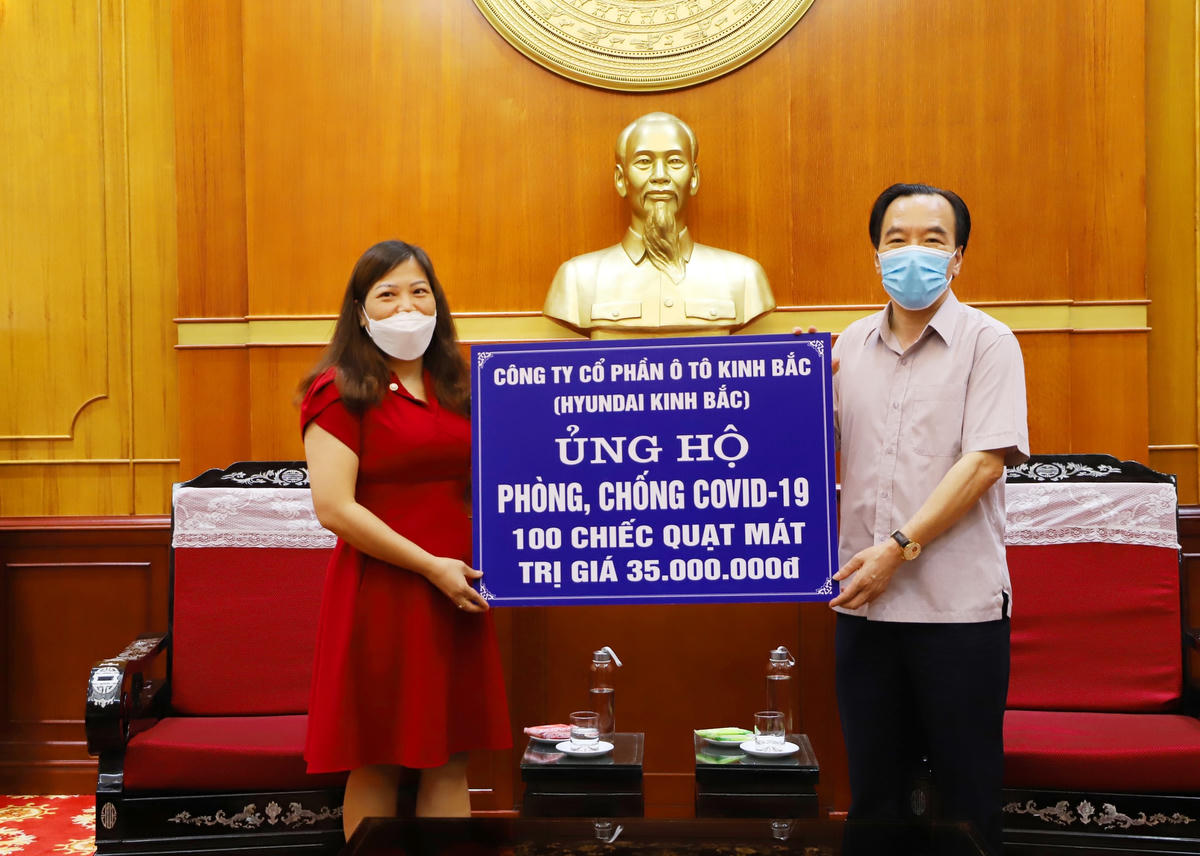 Phó Chủ tịch Ngô Sách Thực tiếp nhận ủng hộ từ Công ty Cổ phần Ô tô Kinh Bắc (Huyndai Kinh Bắc).