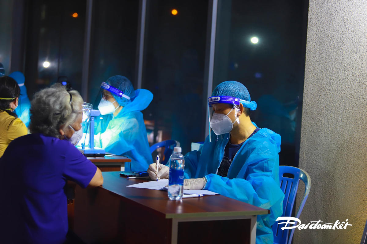 Người dân khai báo thông tin trước khi khám sàng lọc.