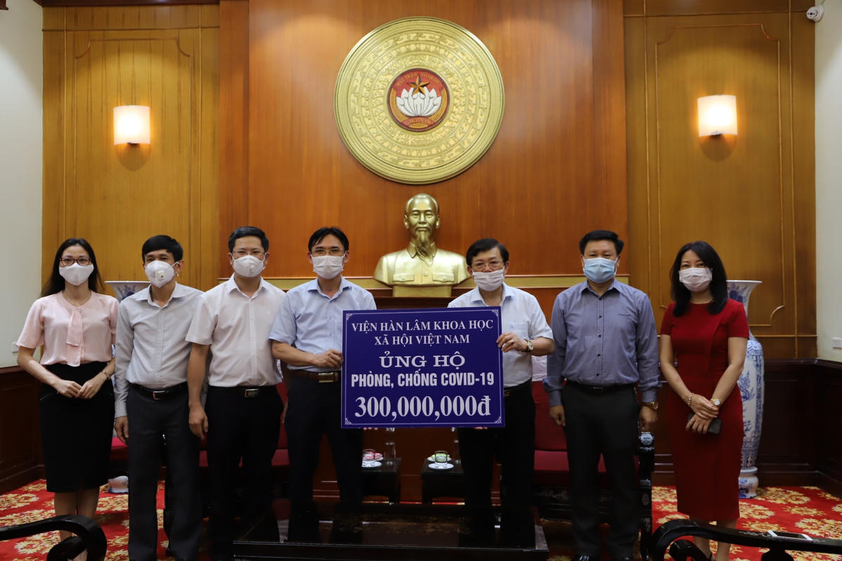 Phó Chủ tịch Nguyễn Hữu Dũng tiếp nhận ủng hộ từ Viện Hàn lâm Khoa học Xã hội Việt Nam.