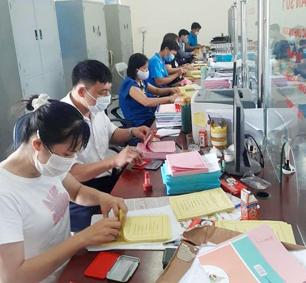 Cán bộ xã Thượng Lan (Việt Yên, Bắc Giang) hoàn thành những phần việc cuối cùng của cuộc bầu cử.
