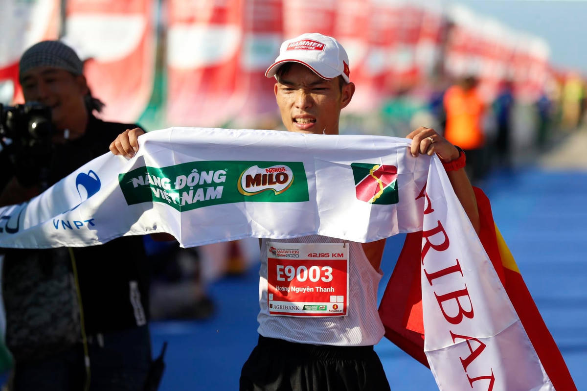 Hoàng Nguyên Thanh vượt qua các đối thủ sừng sỏ để cán đích đầu tiên nội dung marathon với thành tích 2 giờ 36 phút 56 giây.
