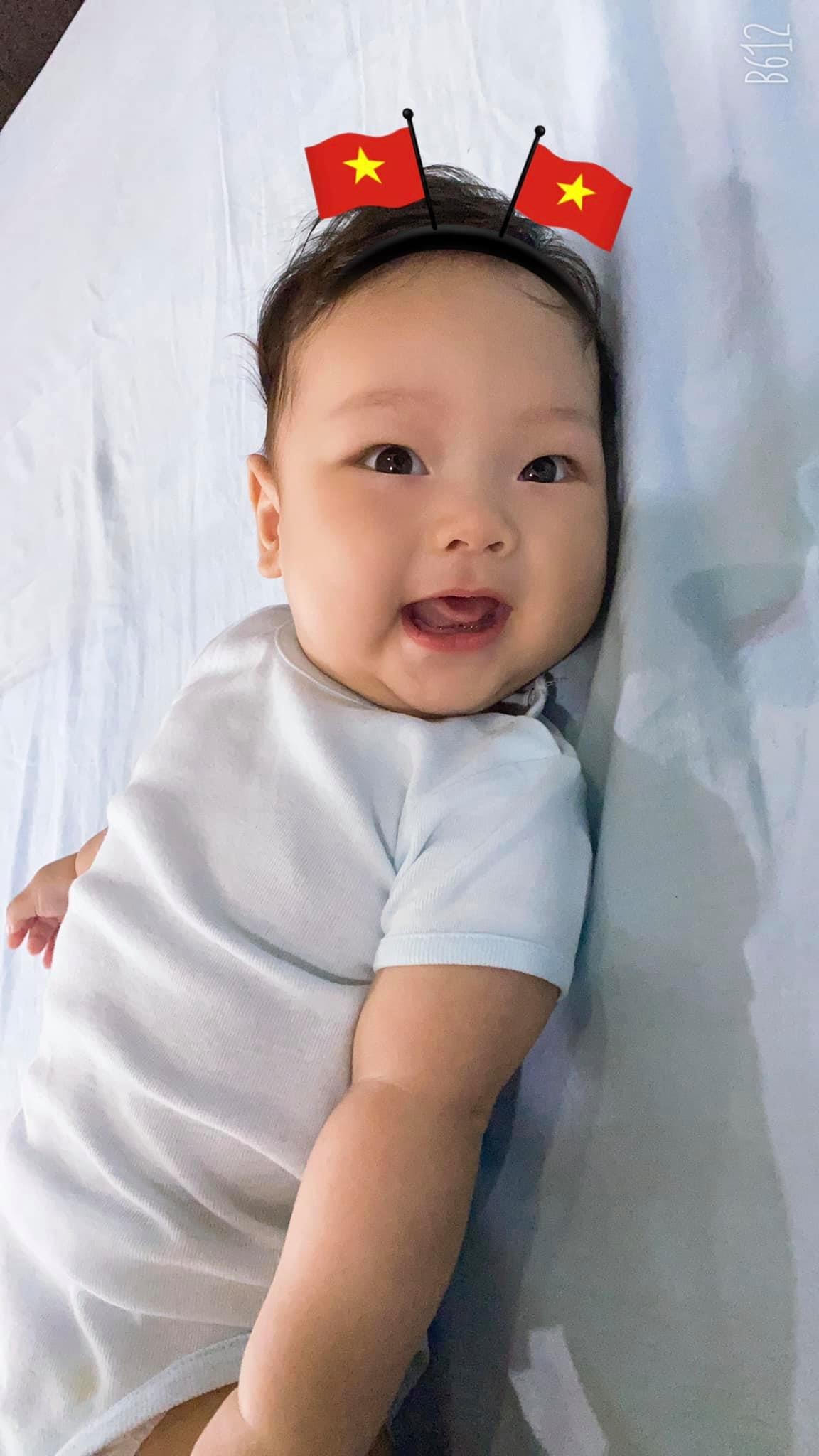 Phan Đinh Tùng biến con trai Noah thành một cổ động viên nhí siêu dễ thương để cổ vũ cho Đội tuyển Việt Nam trong trận gặp Đội tuyển UAE tại vòng loại World Cup 2022.