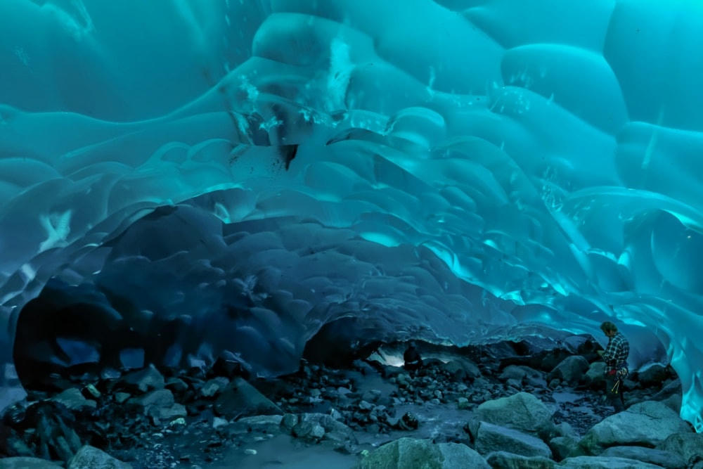 Hang động sông băng Mendenhall, Alaska, Mỹ. (Nguồn: B.S).