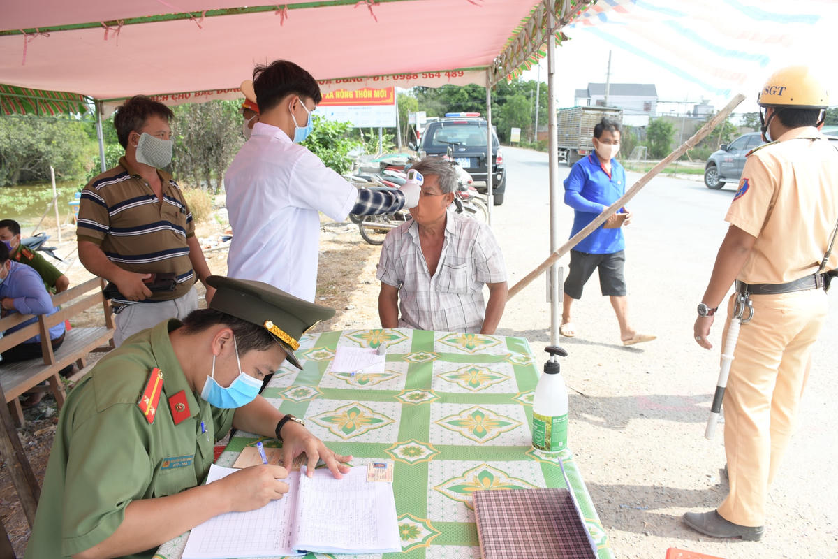 Các lực lượng chức năng TP. Nha Trang lập biên bản, xữ phạt các trường hợp ra đường không có lý do chính đáng.