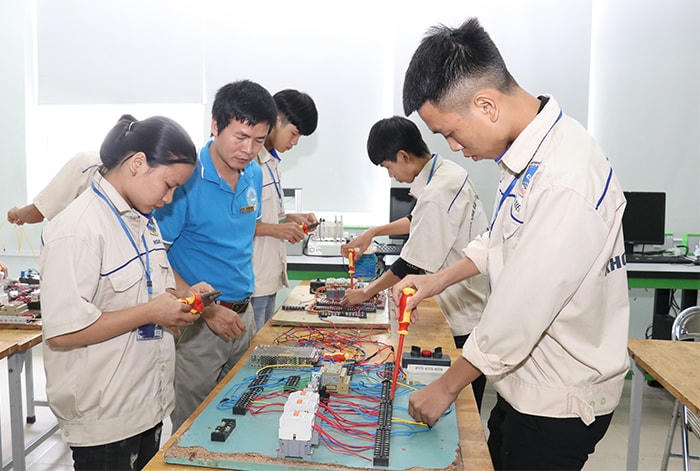 Tiếp tục dạy văn hóa trong trường nghề