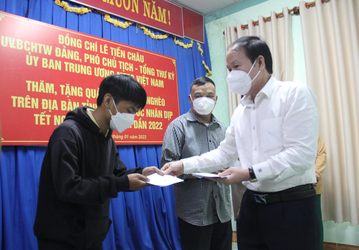Phó Chủ tịch - Tổng Thư ký Lê Tiến Châu trao quà cho các hộ nghèo tại tỉnh Bình Phước.